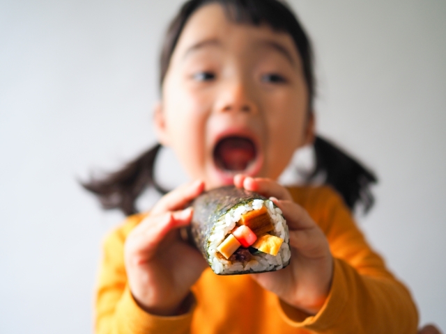 恵方巻きを食べる女の子